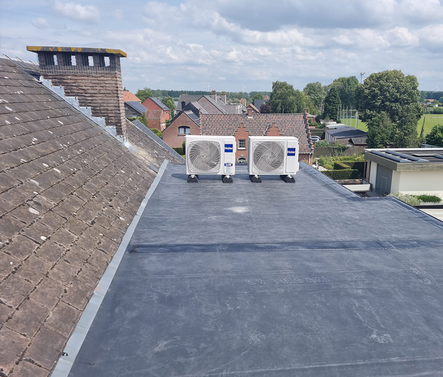 HVAC systeem buitenunits op dak op woning in Brecht