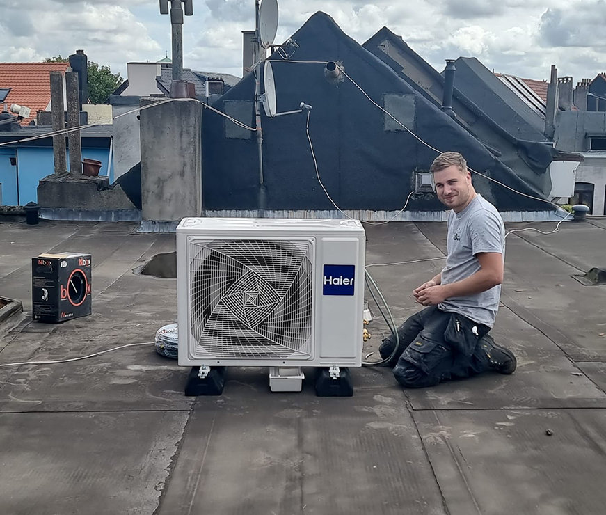 Buitenunit geïnstalleerd door HVAC technieker van bouwbedrijf uit Brecht