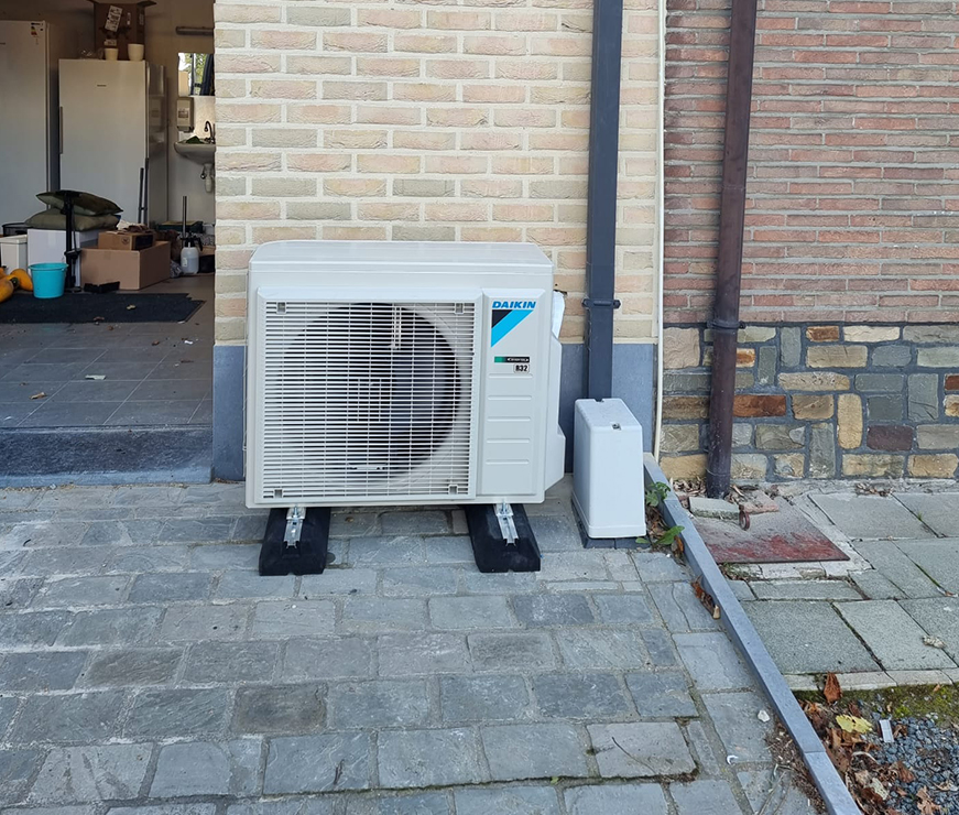 Buitenunit HVAC systeem aan achtergevel woning Wuustwezel