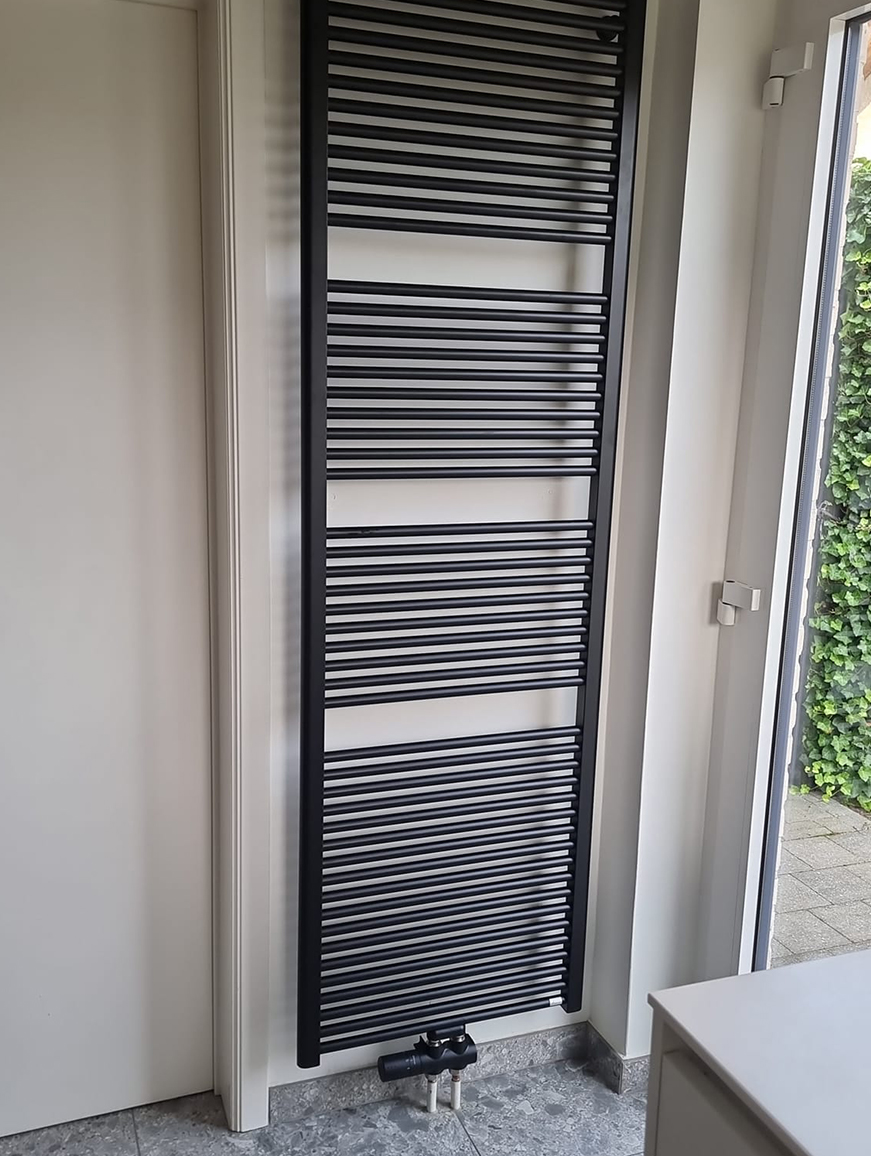 Nieuwe verwarming zwart antraciet bij vernieuwd sanitair