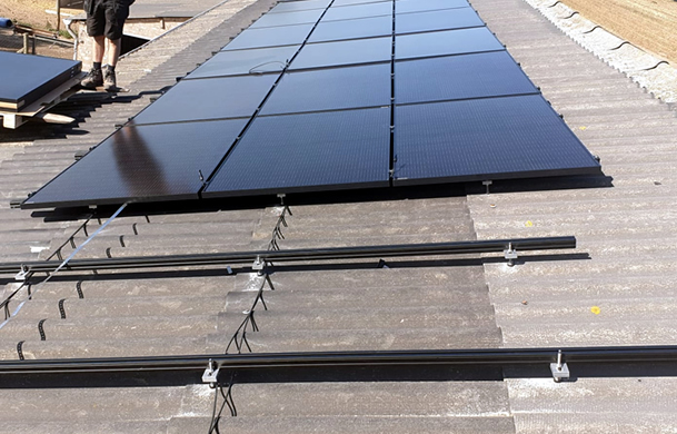 Bouw zonnepanelen op renovatie dak in Brecht